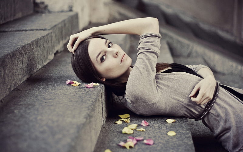 Girl Laying On Stairs, girls, flowers, graphy, HD wallpaper