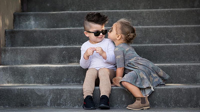 Cute Little Boy And Girl Couple On Stairs Couple, HD wallpaper