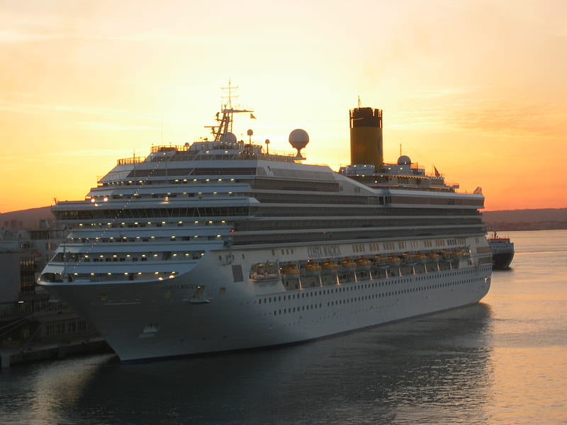 Cruise at Majorca's Harbour, ships, port, docks, spain, cruises, boats, harbour, mallorca, harbor, HD wallpaper