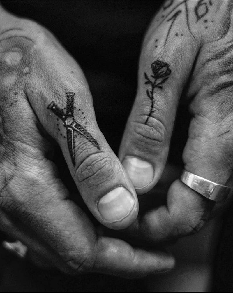Black Rose Temporary Finger Tattoo Set (2 tattoos) – TattooIcon