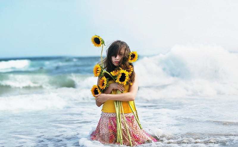 Niña con girasol, chapoteo, niña, flores, girasol, mar, ola, Fondo de  pantalla HD | Peakpx