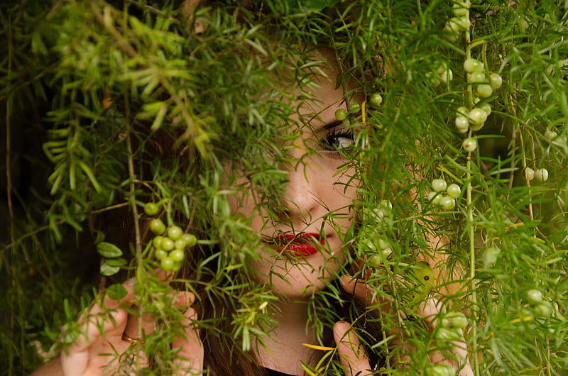 Redhead Between Branches, redlips, look, model, redhead, young, girl, beauty, branches, hidden, HD wallpaper
