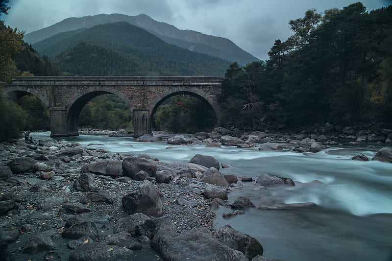 gray arch bridge over river under gray sky at daytime, HD wallpaper