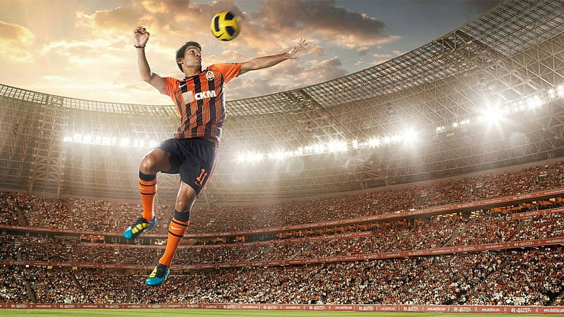 Football Player Is Wearing Orange Black Sports Dress Hitting Ball With Head Football, HD wallpaper