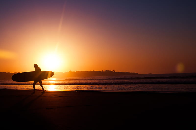 silhouette of man holding surfboard near seashore during sunset, HD wallpaper