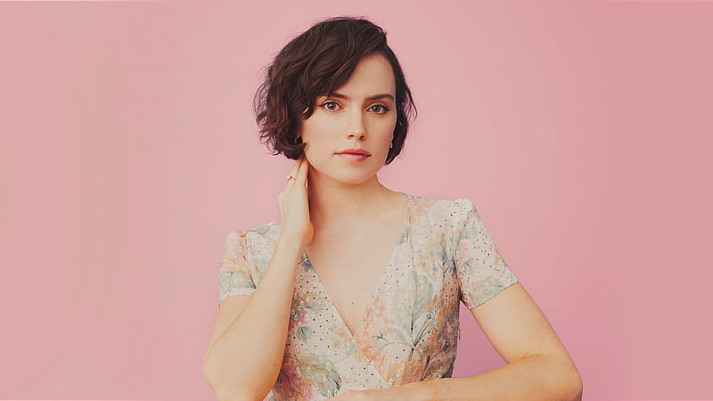 Daisy Ridley With Brown Eyes And Pink Lips In Background Of Pink Daisy Ridley, HD wallpaper