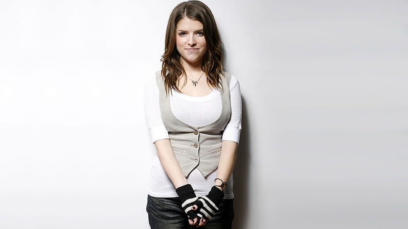 Anna Kendrick With White T Shirt And Vise Coat With Ash Background Anna Kendrick, HD wallpaper
