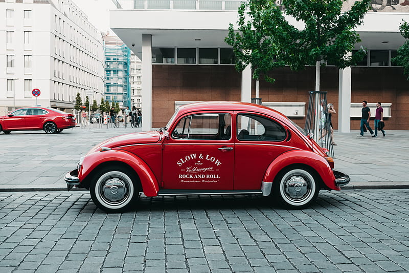 red Volkswagen Beetle near buildings, HD wallpaper