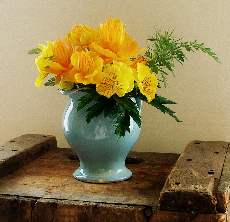 Pitcher with pansies , wonderful, centerpiece, pitcher, yellow, vase, bonito, old, turquoise, green, bouquet, entertainment, pansies, flowers, fashion, buttercups, wood, HD wallpaper
