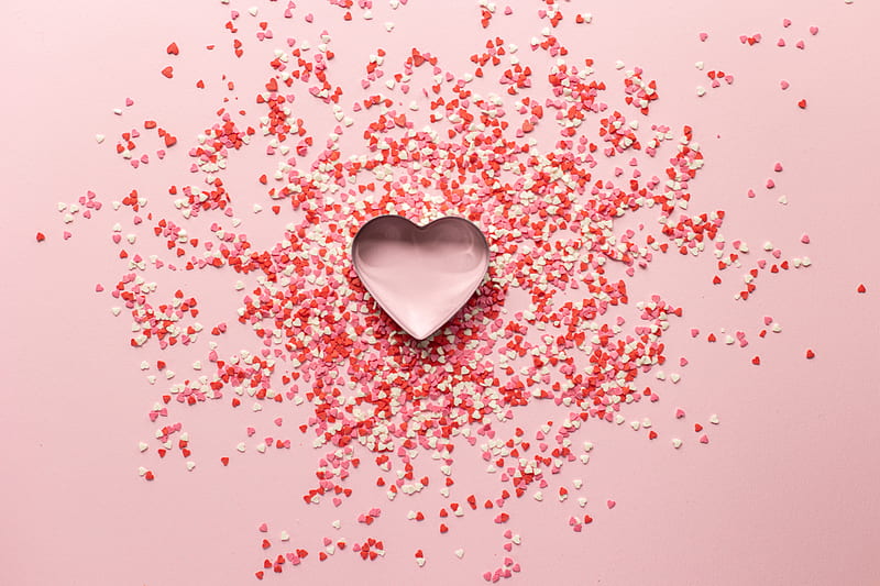 Heart shaped baking tin with small confetti on surface for Valentine day, HD wallpaper