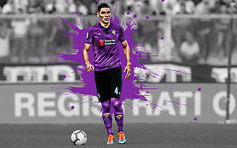 the player of acf fiorentina erick pulgar in contrast the player