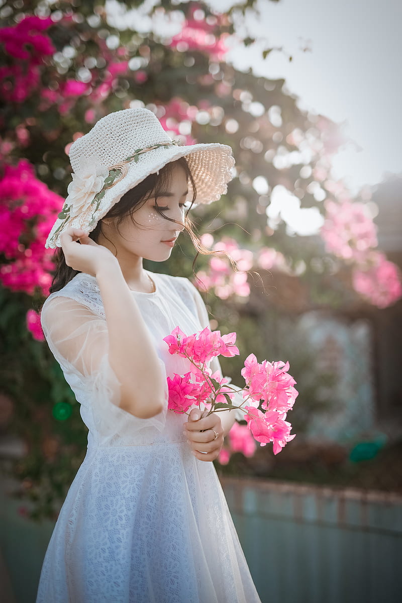 Woman Wearing Sun Hat and White Dress Holding Pink Bougainvilleas, HD phone wallpaper