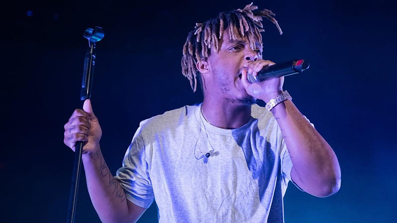 Juice Wrld Is Singing With Mike Wearing White T-Shirt Standing In Black  Background Juice Wrld, HD wallpaper | Peakpx