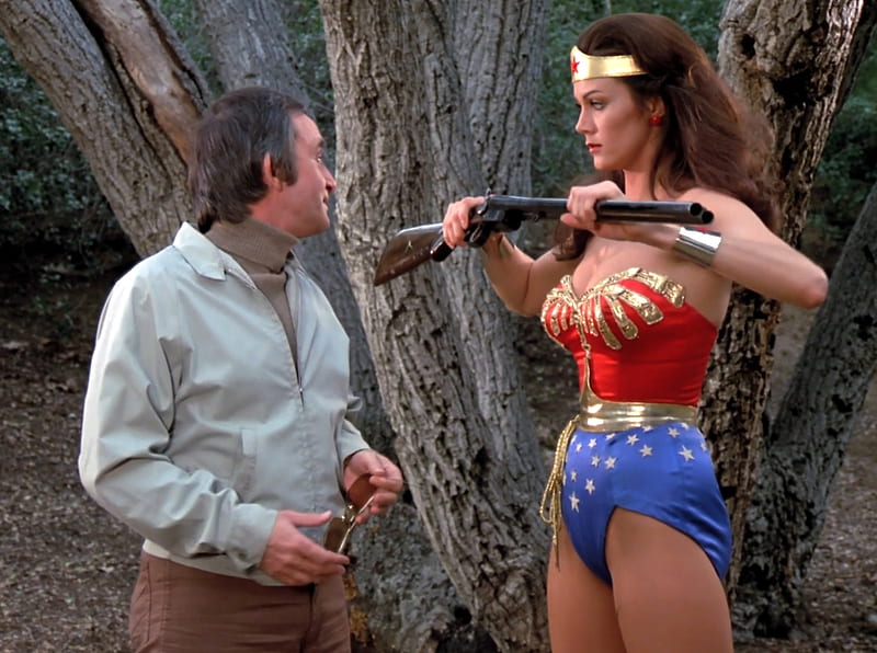 Wonder Woman and Shotgun, Wonder Woman, Lynda Carter, bad guy, shotgun, HD wallpaper
