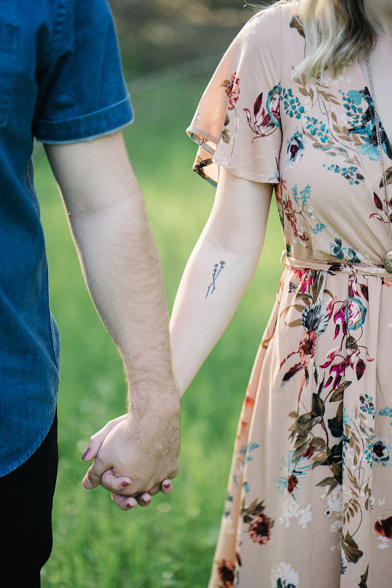 selective focus graphy of man and woman holding there hands, HD phone wallpaper