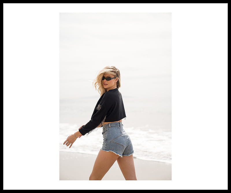 Walking Along The Beach, Beauty, Ocean Waves, Sunglasses, Sand, Blonde, Black Top, HD wallpaper