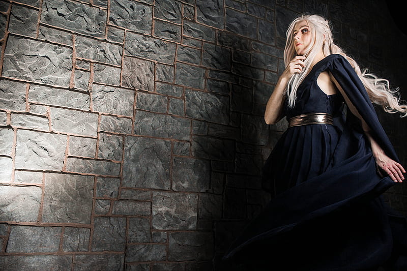 Emilia Clarke Game Of Thrones Cosplay, cosplay, daenerys-targaryen, tv-shows, game-of-thrones, HD wallpaper