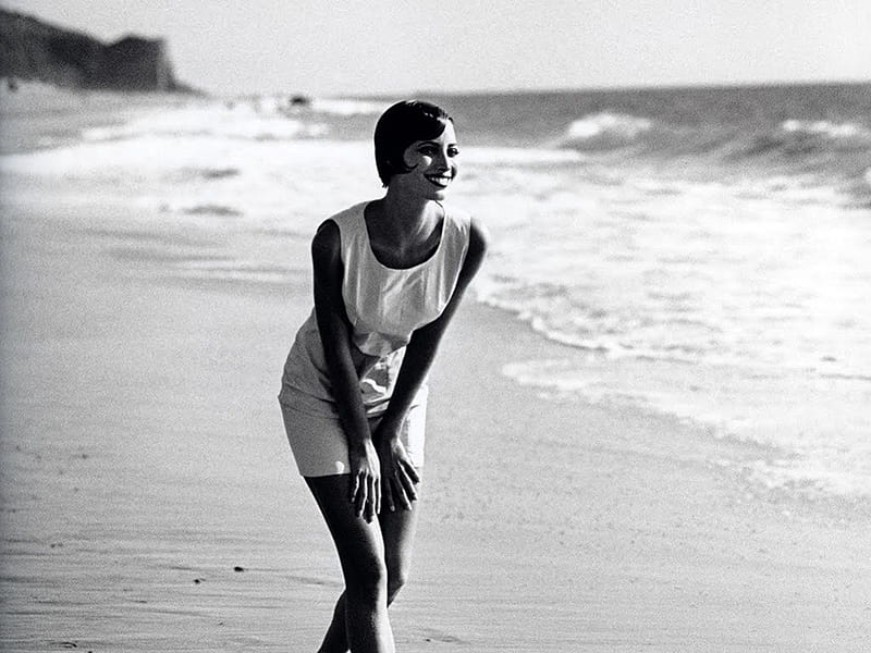 Christy Turlington - charm, sensual, pretty, chic, beach, nice, famous, beauty, face, celebrity, happiness, sexy, lips, smiling, happy, classy, bw, eyes, fashion, dress, black and white, charm, bonito, woman, elegant, graphy, young, supermodel, legs, tempting, christy turlington, 90s, brunette, white dress, HD wallpaper