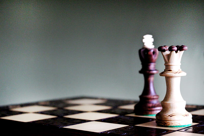 queen and king chess pieces on board, HD wallpaper
