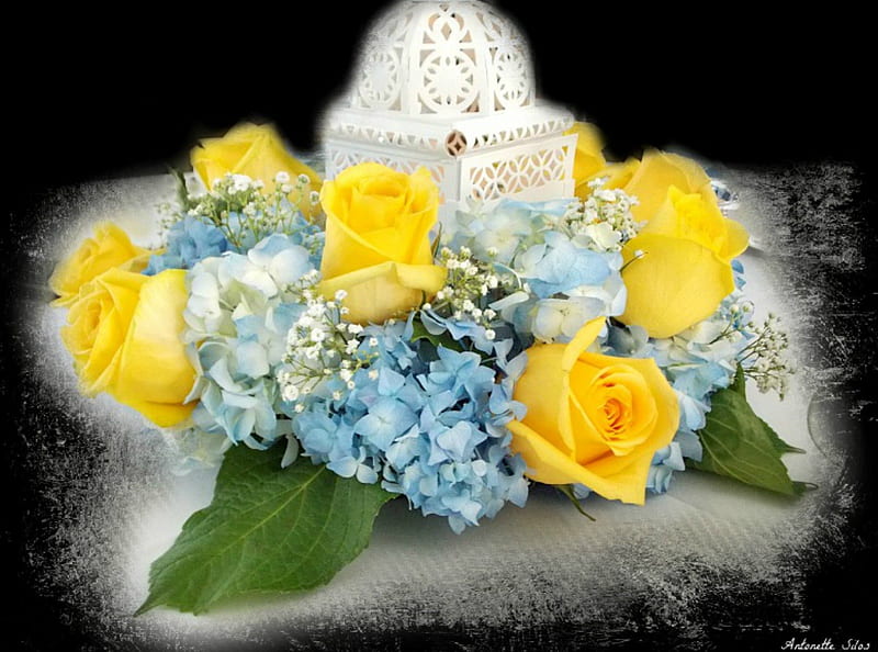 Flores de mesa, rosas amarillas, mesa, flores, rosas, amarillo y azul,  Fondo de pantalla HD | Peakpx