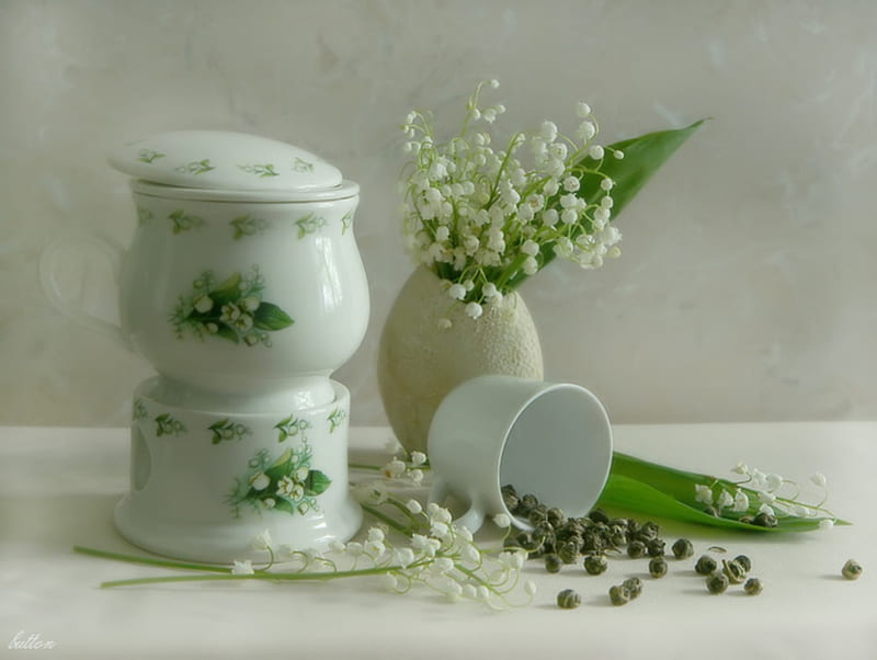 Simplicity, porcelain jar, lilys of the valley, berries, flowers, vase, cup, green leaves, HD wallpaper