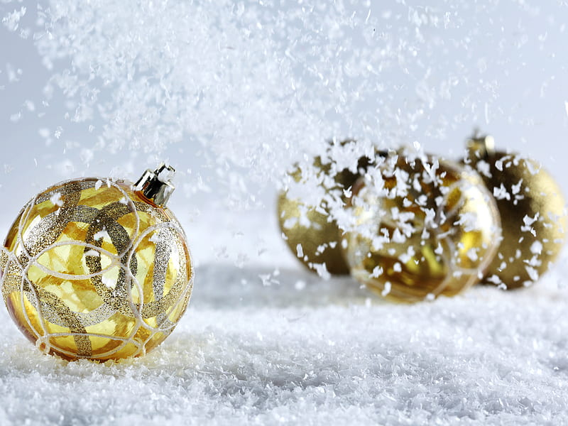 Snowflakes and Christmas balls, christmas balls, holiday, golden, yellow, bonito, soft, special day, merry christmas, tenderness, snow, snowflakes, beauty, tender, white, HD wallpaper