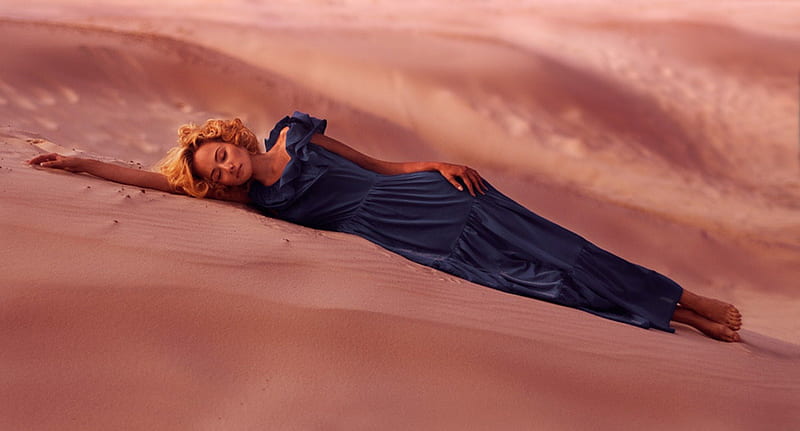 Sleeping desert beauty, sleepingbeauty, sand, blue dress, desert, summer, blonde, face, beautiful lady, HD wallpaper