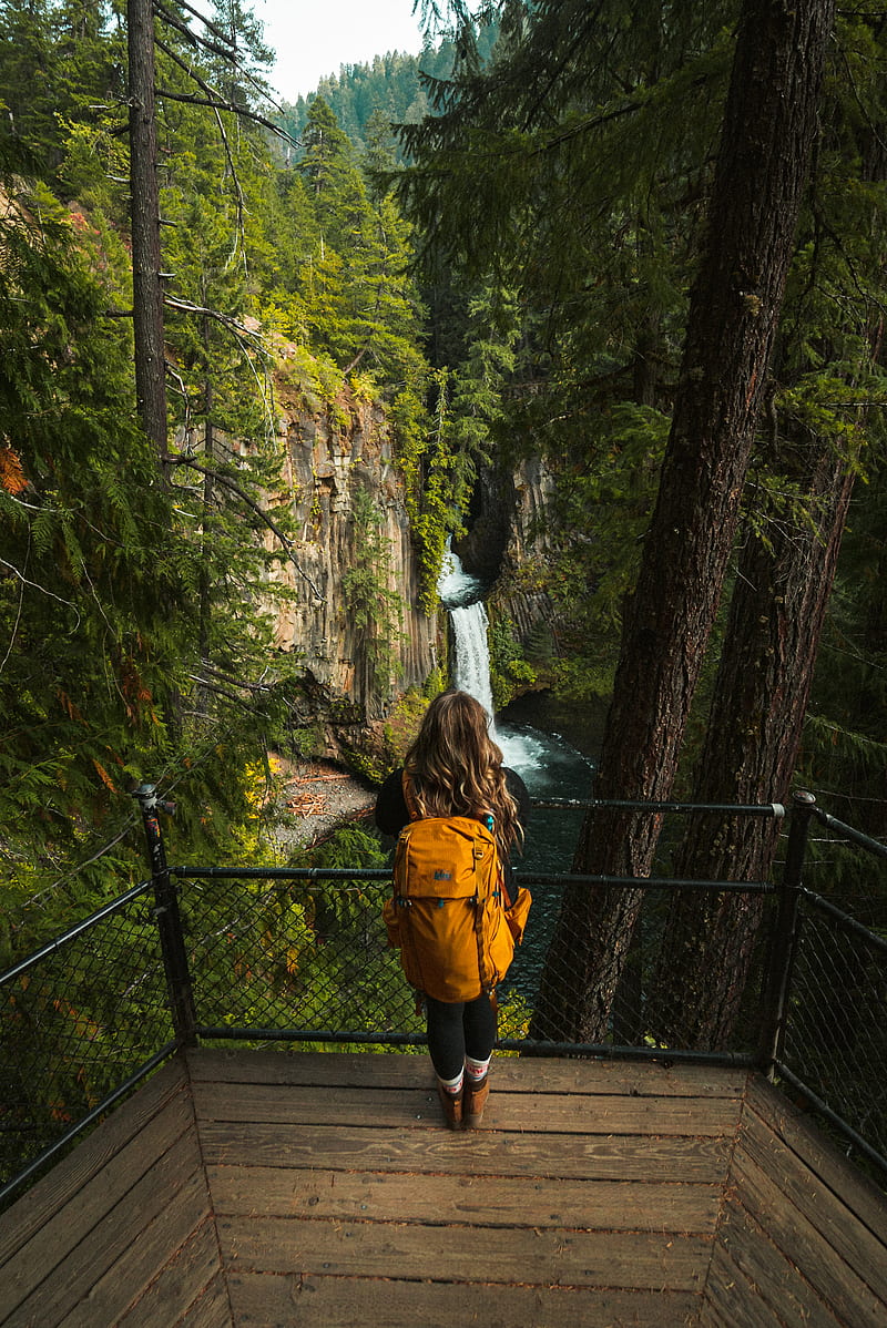 woman in yellow jacket standing on hanging bridge, HD phone wallpaper