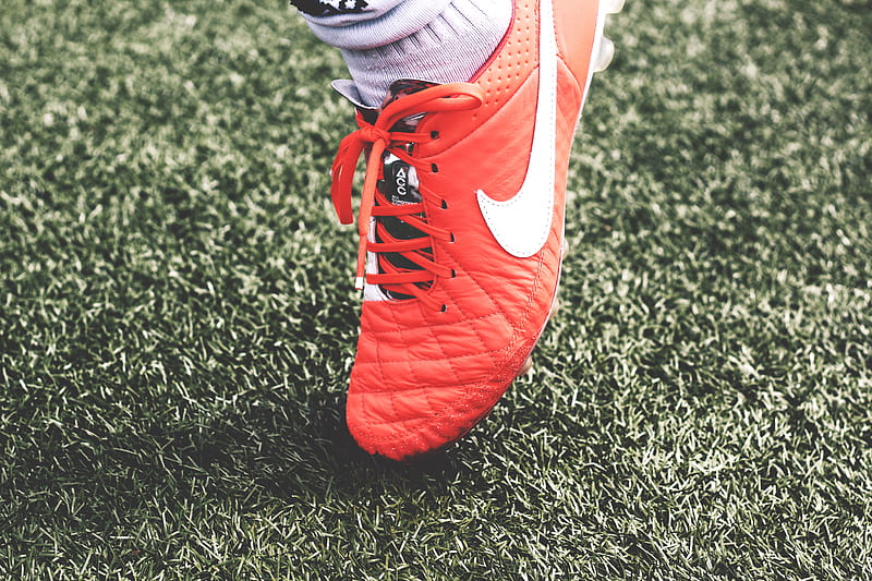 unpaired orange and white Nike soccer cleat, HD wallpaper