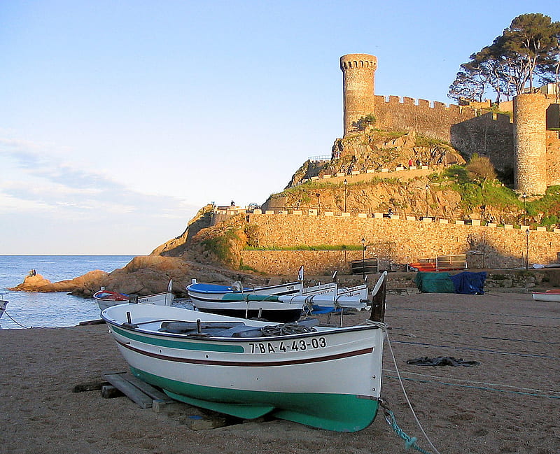 Castle and Boats, beach, boats, sunshine, castle, sky, HD wallpaper