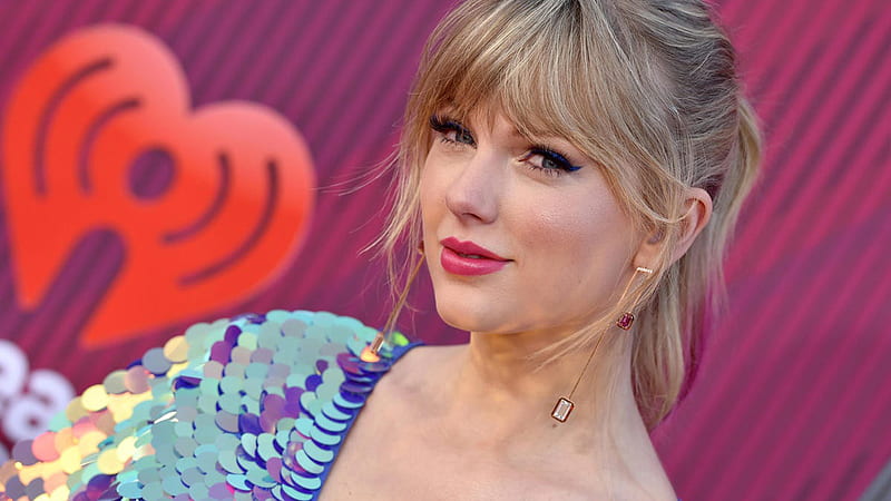 Beautiful Taylor Swift Is Standing In Red Lines Background Wearing Colorful Glittering Dress Taylor Swift, HD wallpaper