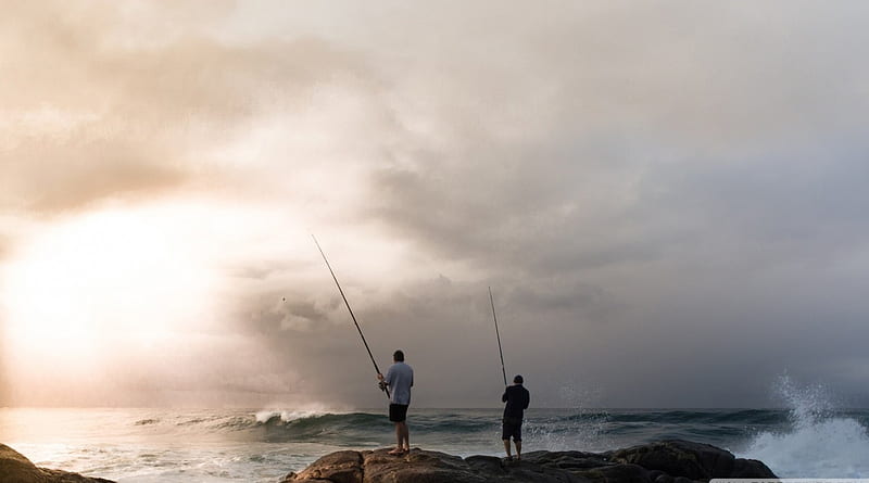 early morning fishing, rocks, shore, fishermen, morning, waves, clouds, sea, HD wallpaper