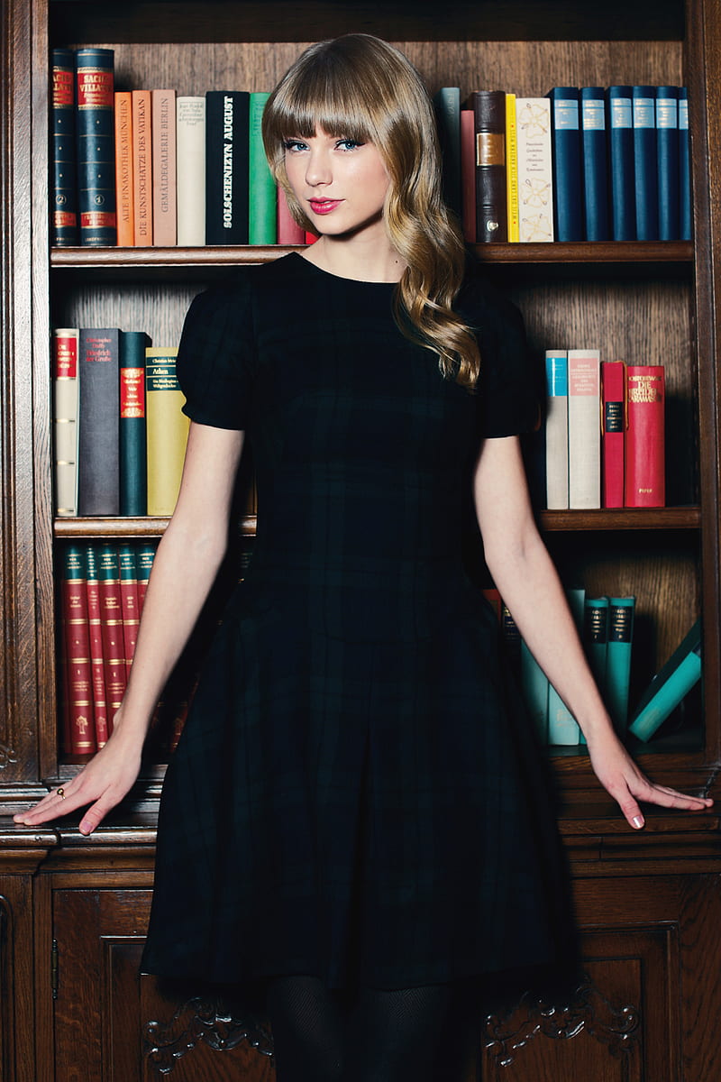 Taylor Swift, singer, women, blue eyes, blonde, books, looking at viewer, celebrity, lipstick, women indoors, HD phone wallpaper