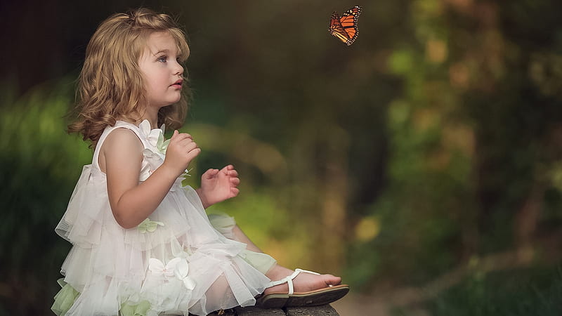 Cute Little Girl Is Sitting On Wooden Bench Seeing Butterfly Wearing White Dress Cute, HD wallpaper