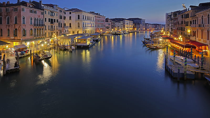 River Between Buildings And Boats With Lights On River In Italy Venice Travel, HD wallpaper