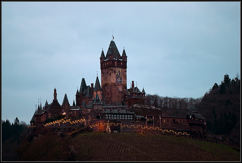 Christmas Castle, christmas lightining, bonito, evening, castle, hill, HD wallpaper