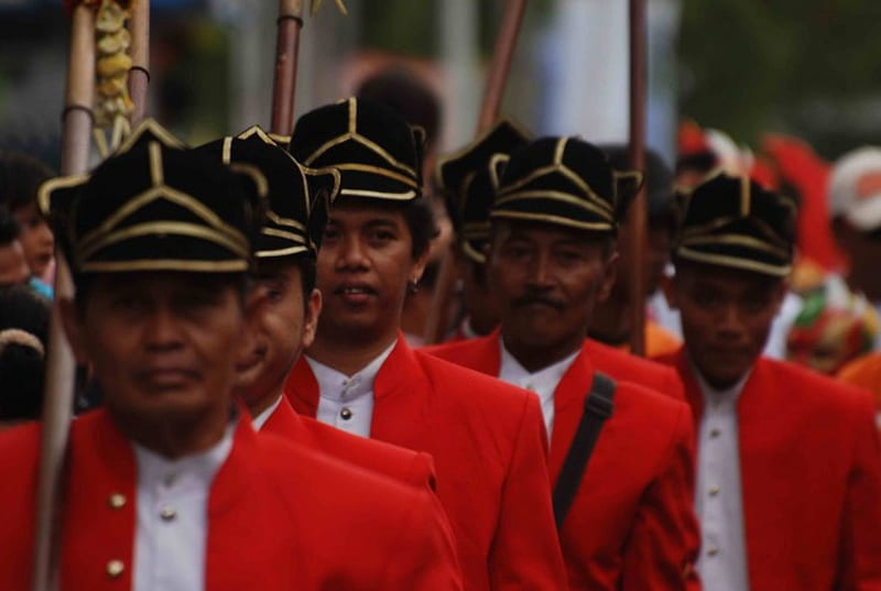 Solo Batik Carnival, red, costumes, troops, Java, Solo, batik, carnival, graphy, parade, Indonesia, kraton, HD wallpaper