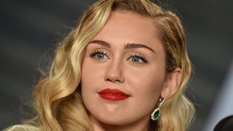 Blonde Hair And Gray Eyes Miley Cyrus With Green Stone Earring Miley Cyrus, HD wallpaper