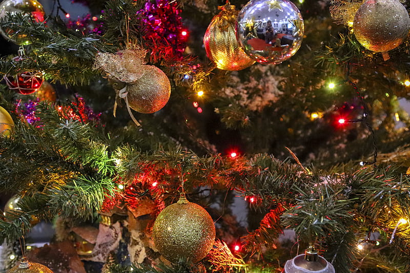Christmas baubles hanged on Christmas tree, HD wallpaper