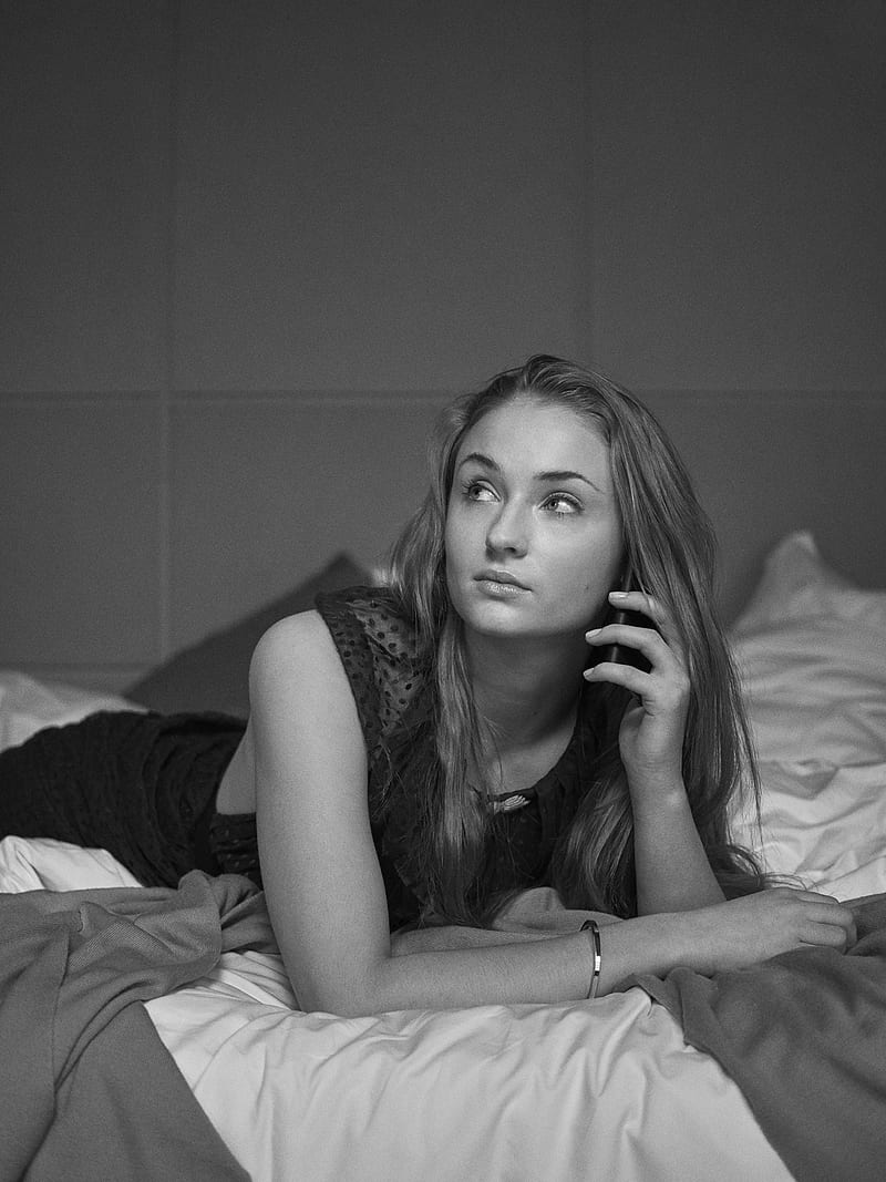 actress, women, Sophie Turner, monochrome, cellphone, looking away, lying on front, bracelets, bed, redhead, HD phone wallpaper