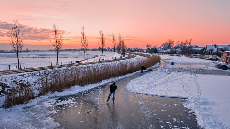 ice skating on a frozen river in holland, town, skaters, river, road, frozen, winter, HD wallpaper