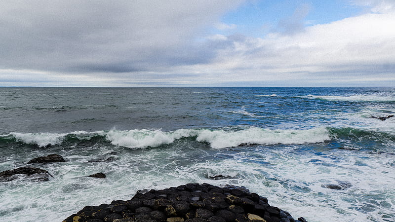 ocean waves crashing on rocks under white clouds during daytime, HD wallpaper