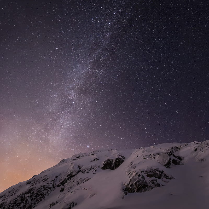 Hình nền Mountain Night Sky mang đến cho bạn một khung cảnh tuyệt đẹp trong đêm tối với những ngôi sao lung linh và núi non bao la. Hãy cùng tận hưởng không khí huyền ảo và bình yên này bằng cách click vào ảnh ngay thôi nào!