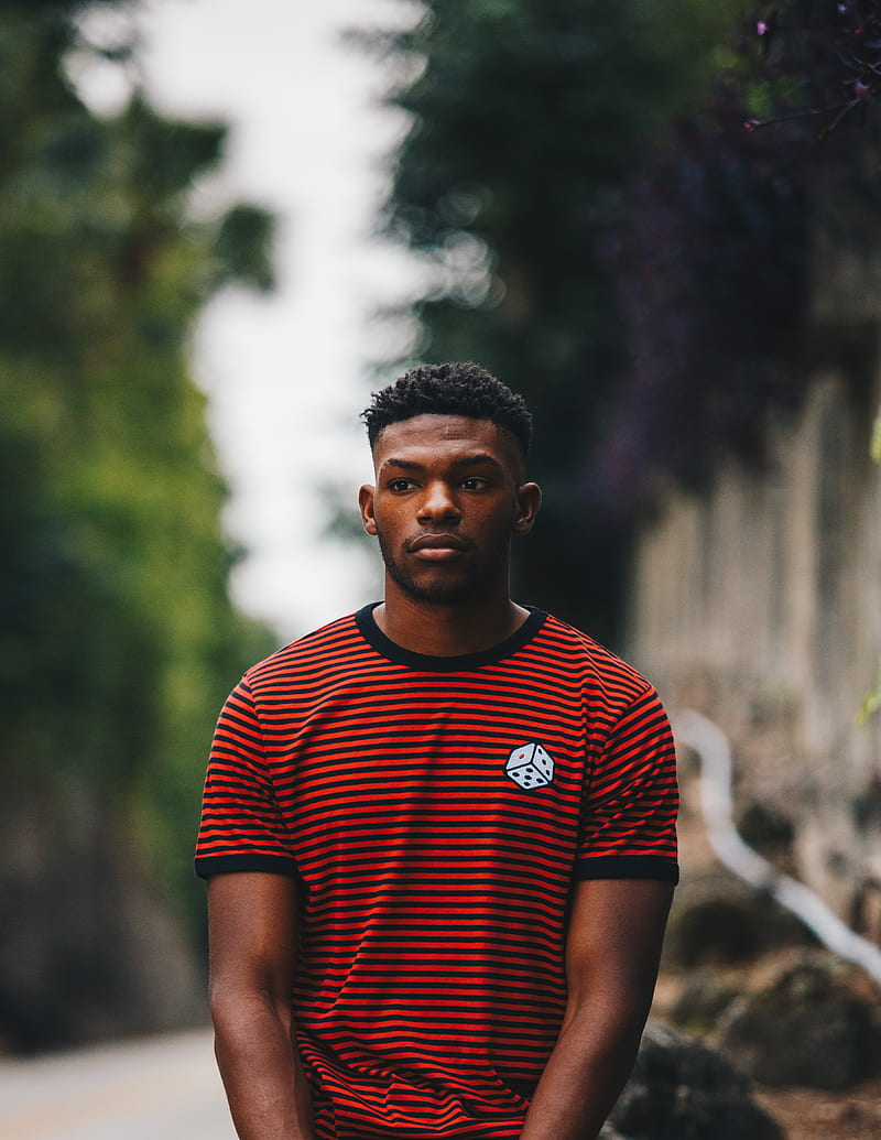 man wearing red and black striped ringer shirt, HD phone wallpaper