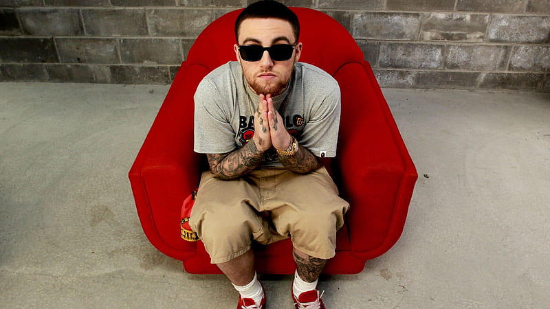 Mac Miller Is Sitting On a Red Couch Wearing Cap And Goggles 4 Celebrities, HD wallpaper