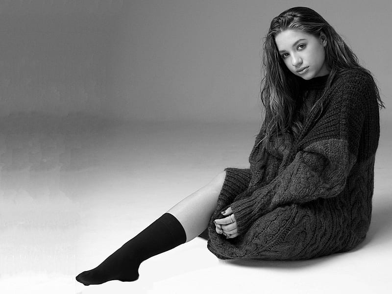 Maddie Ziegler, dancer, legs, model, Ziegler, bonito, sock, Madison, 2019, actress, sweater foot, HD wallpaper