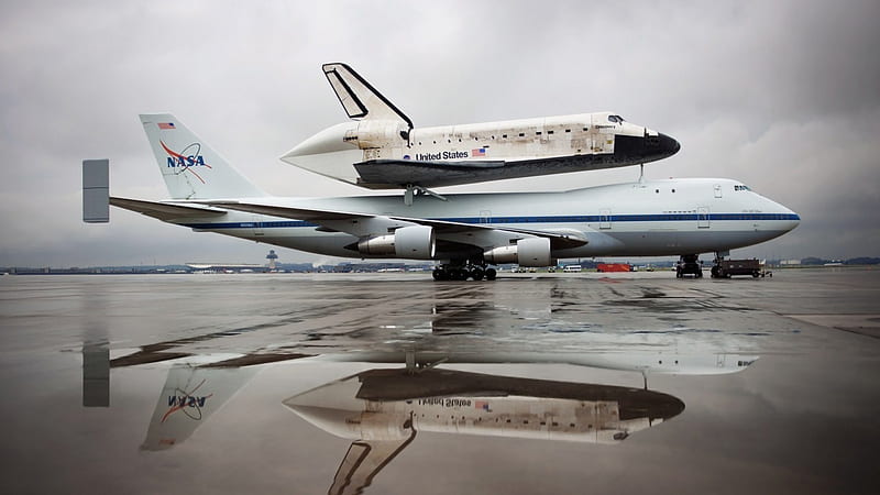 discovery shuttle on it's way to the air and space museum, plane, tarmac, puddle, reflection, overcast, shuttle, HD wallpaper