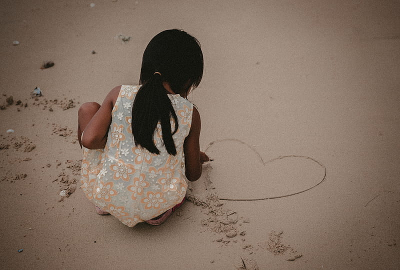 toddler writing heart on sand, HD wallpaper