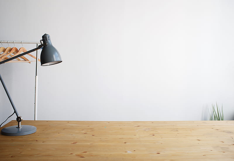 gray balanced-arm lamp on brown wooden table, HD wallpaper