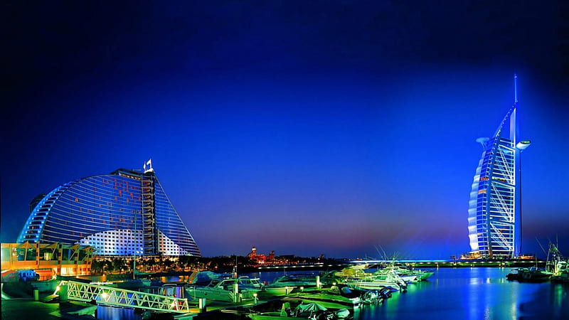 Burj Al Arab - khách sạn 7 sao nổi tiếng của Dubai được thiết kế ấn tượng với hình dạng giống như một chiếc thuyền buồm lớn. Hình ảnh của khách sạn sang trọng này được chụp trong đêm và đem đến một góc nhìn mới mẻ, đầy lãng mạn và đón chào khách du lịch tự hào. 